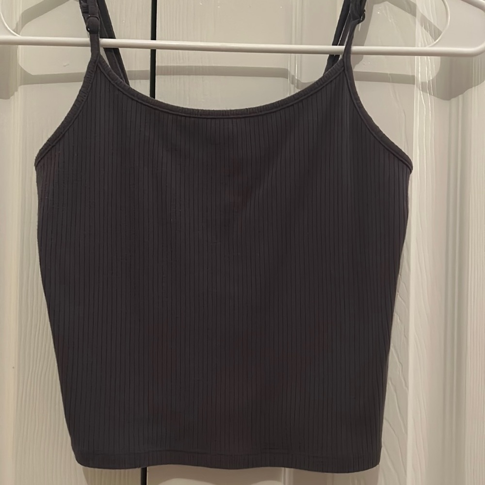 I’m selling this dark blue American Eagle cropped tank!!